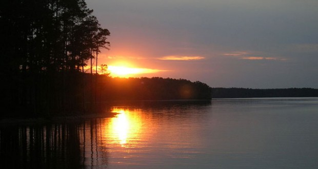 Sunset on Lake Strom Thurmond. (Credit: Wikimedia Commons)